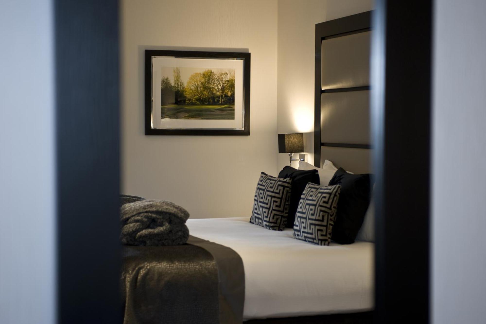 The Lodge At Kingswood Epsom Zimmer foto